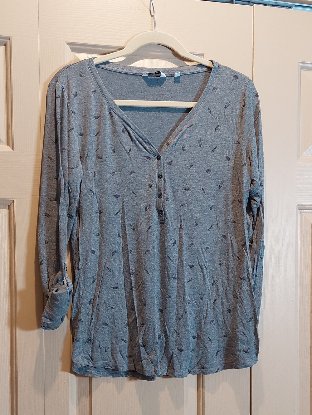 Reitmans Gray Long-Sleeve Henley Top with Umbrella Motif